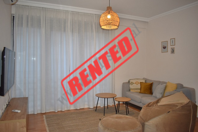 Apartament 2+1 me qira ne rrugen Hoxha Tahsim shume prane Pazarit te Ri ne Tirane.
Pozicionohet ne 